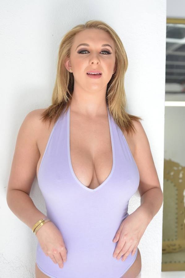 Brooke Wylde blonde gets off fucking her pussy and ass