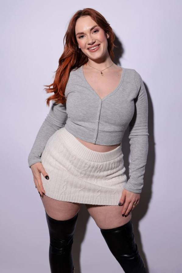 Curvy Siri Dahl strips naked and fucks her pussy