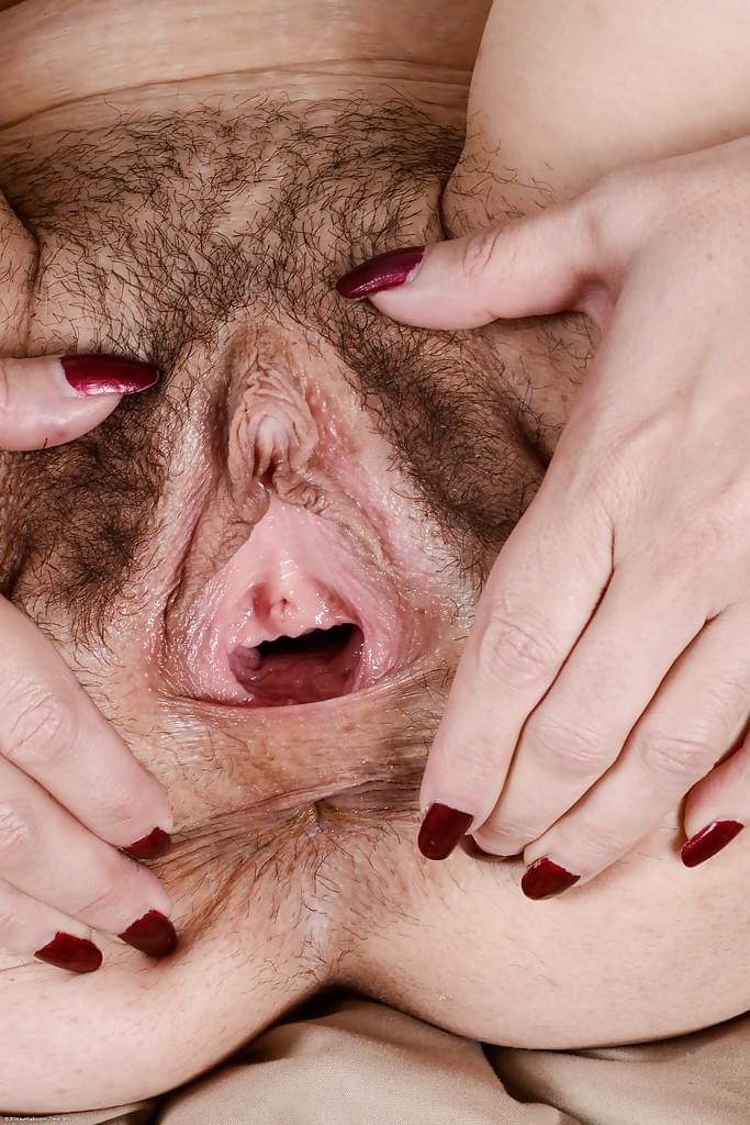 Sable Renae fucks her old hairy pussy and dirty asshole