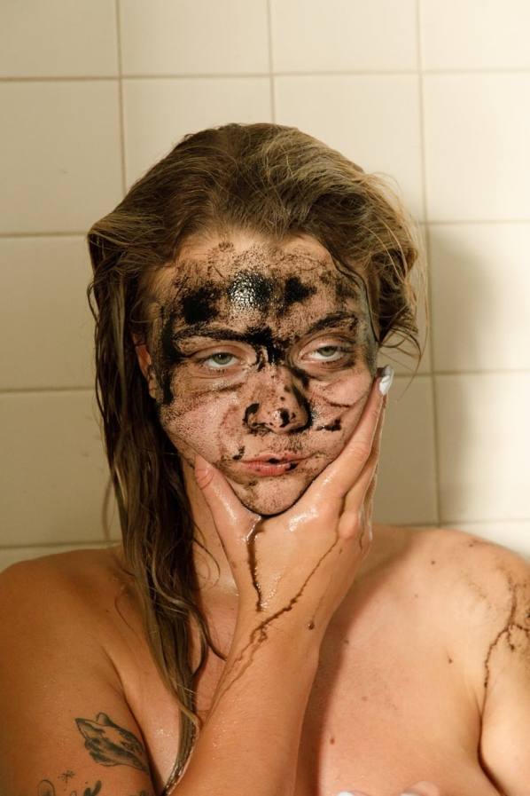 Gabbie Carter smears charcoal on face and bare tits