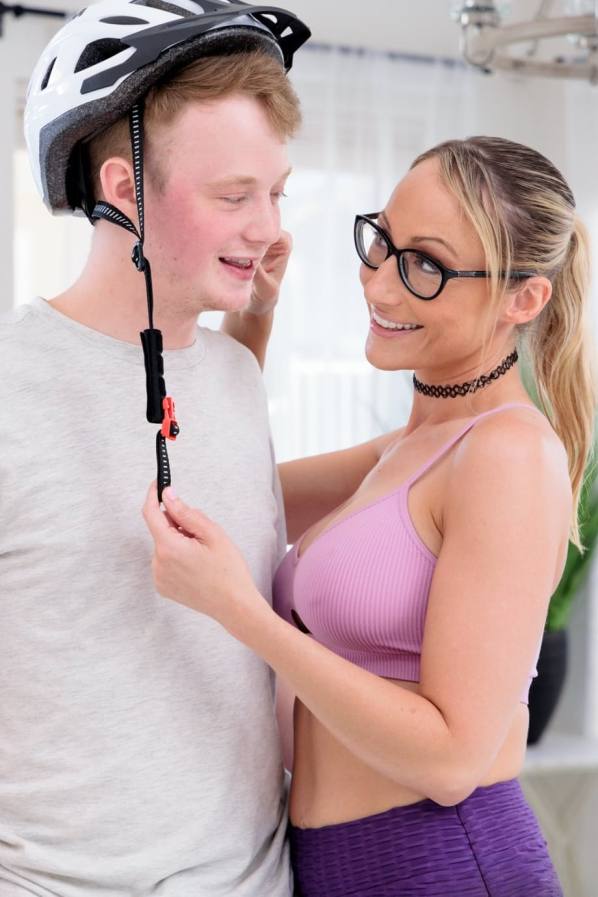 Stepson pounds glasses MILF Crystal Clark hard