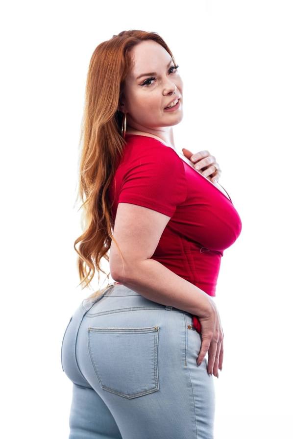 Gorgeous BBW Summer Hart shows off huge booty