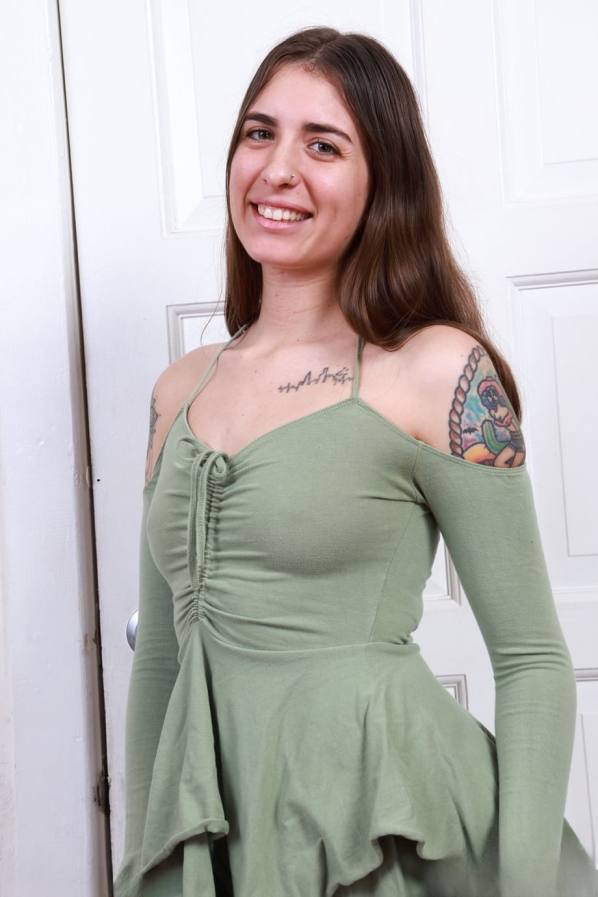 Feet up, bush spread, tattooed Pearl Sage gets off