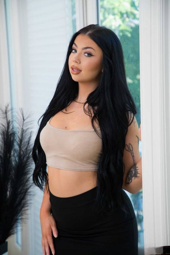 Holly Day shakes big ass, takes cock deep