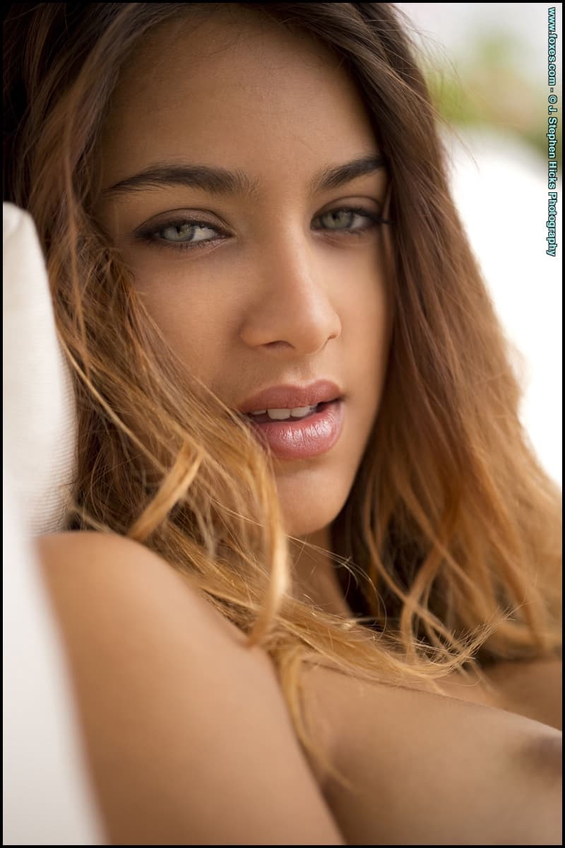 Stunning Uma Jolie strips fully nude casually