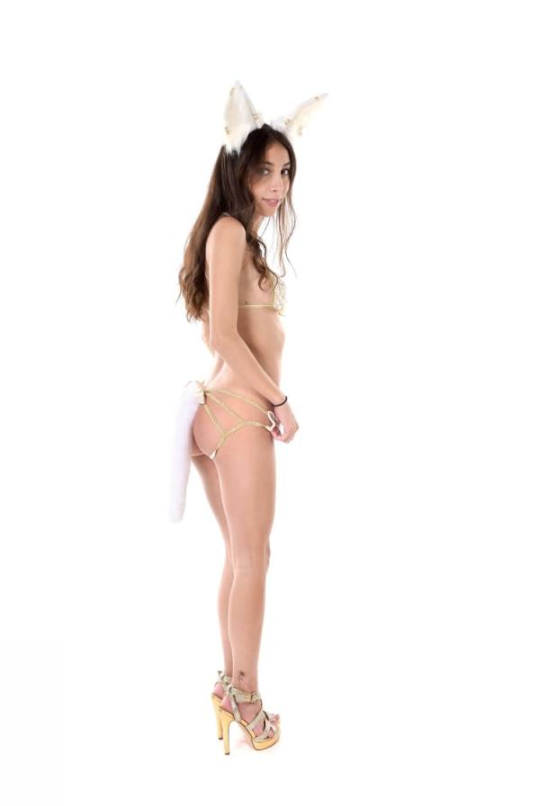 Eva Generosi brunette cosplayer fucks pussy with gold