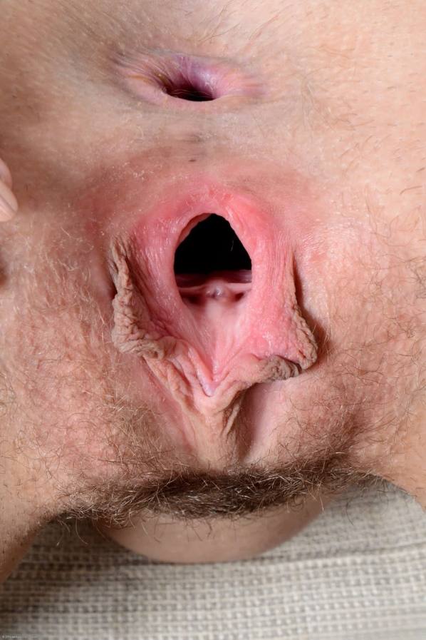 Nickey Huntsman spreads pink holes, big ass close
