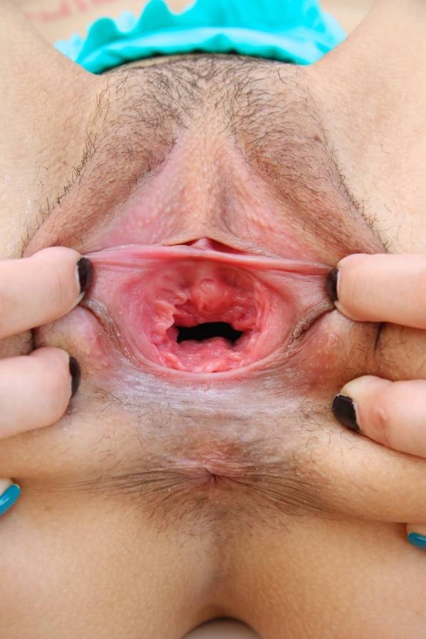 Luna Lovely's tattooed pussy gapes wide open