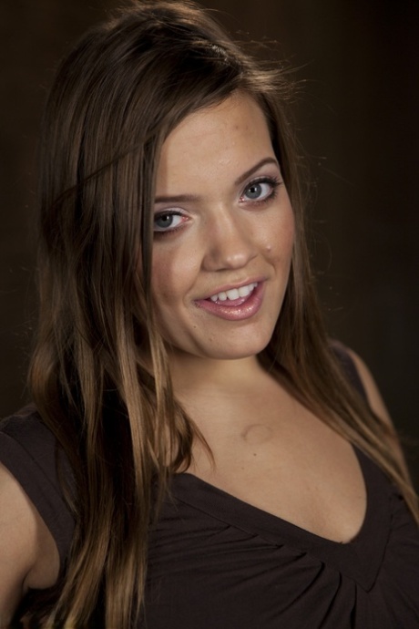 Dungeon tease: Ashlynn Leigh strips her bikini, shows wet
