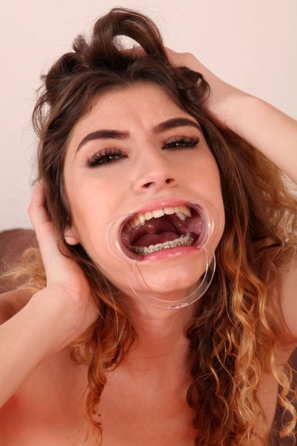 Candice Demellza opens wide for a mouth fuck