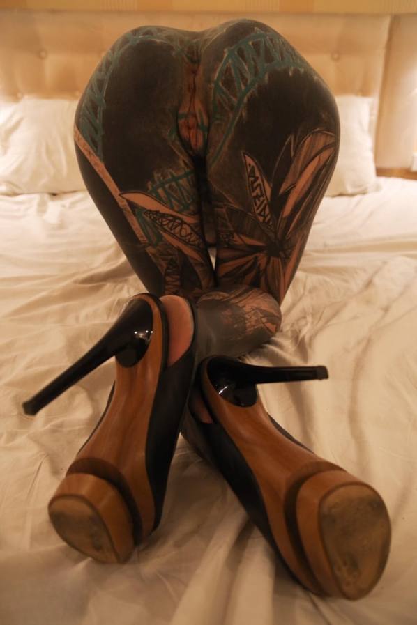 Inked babe slams her pussy with a fist after sex toy play