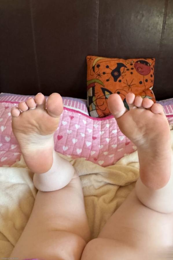 Porn photo: Naked on bed, Eva Nyx fingers wet pussy & tight