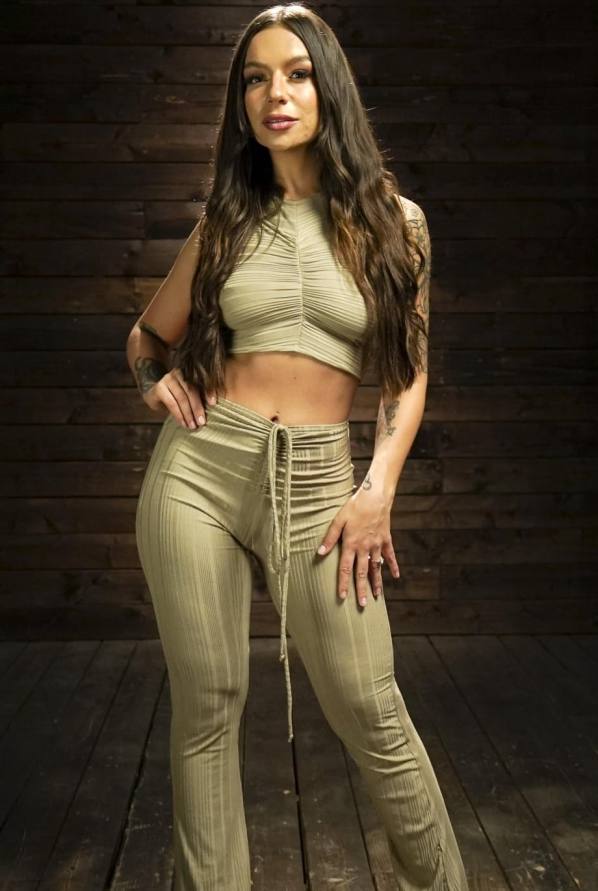 Gagged April Olsen gets off while chained in a dungeon