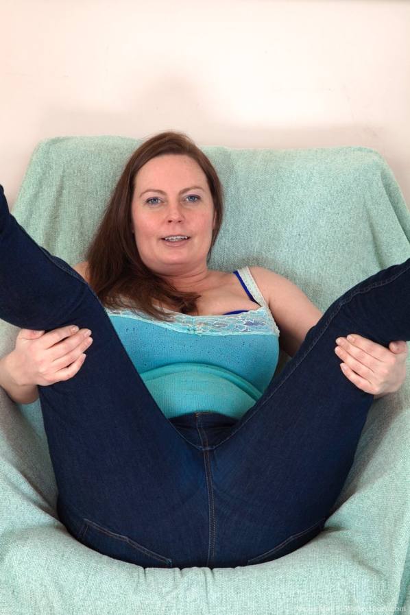 Alexis May flaunts big ass and hairy pussy