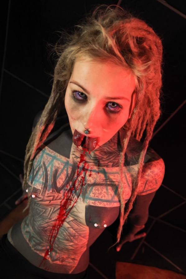 Anuskatzz split tongue, spits blood, tattooed fuck