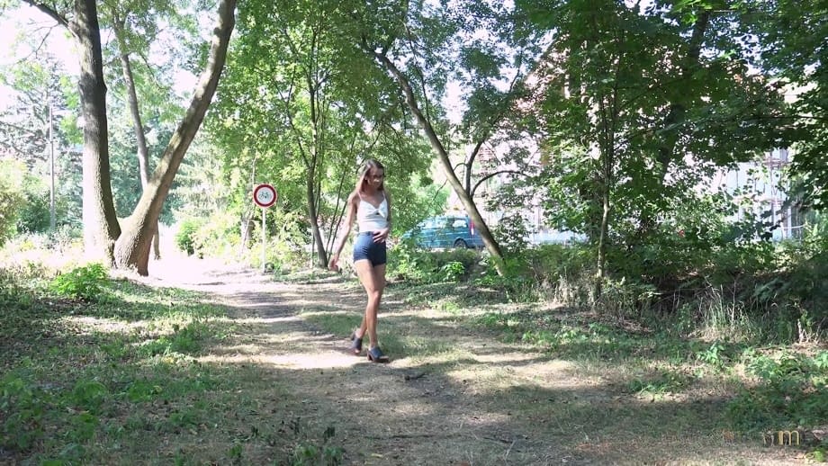 Adele Unicorn pisses on a woods path, bare ass out