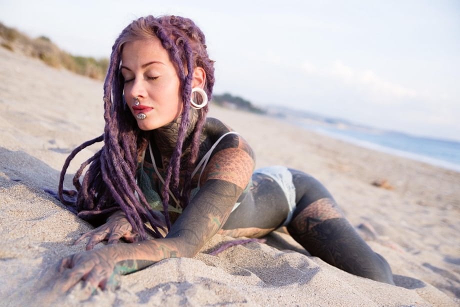 Beach babe frees tattooed tits from bikini